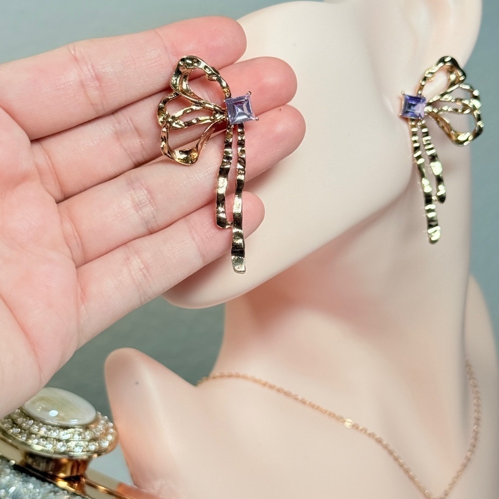 โ๏ธ Elegant Gold Bow Earrings With Purple Crystal ๐ - Picture 1 of 9